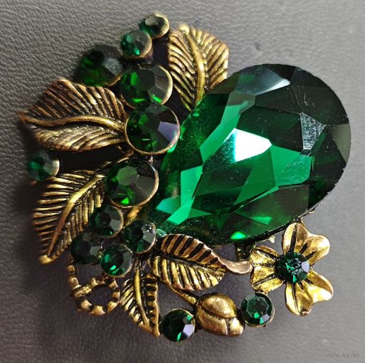 Брошь с зелеными камнями. Чехия. СССР. Люкс